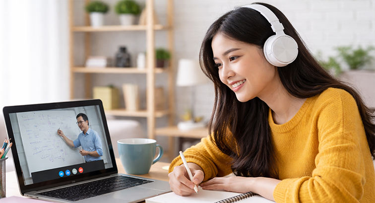 A modern, flexible online learning workspace with a laptop, notes, and digital course modules.